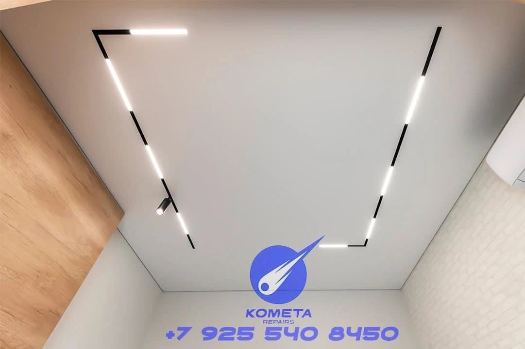 Графичные трековые светильники на потолке