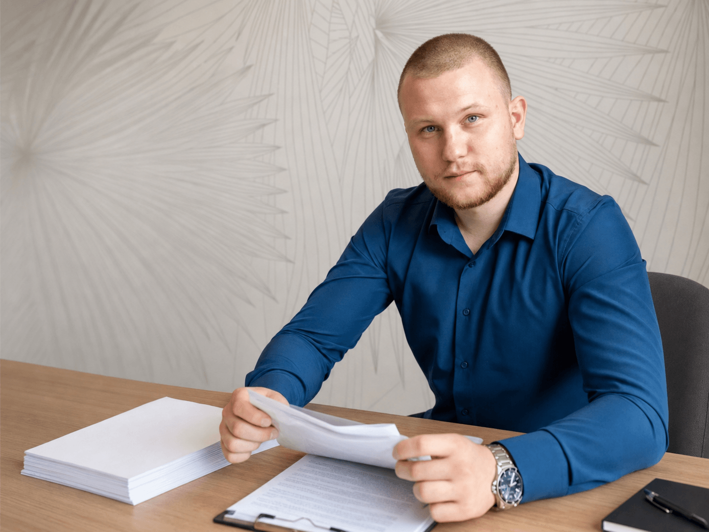 Специалист компании Комета Ремонт за рабочим столом